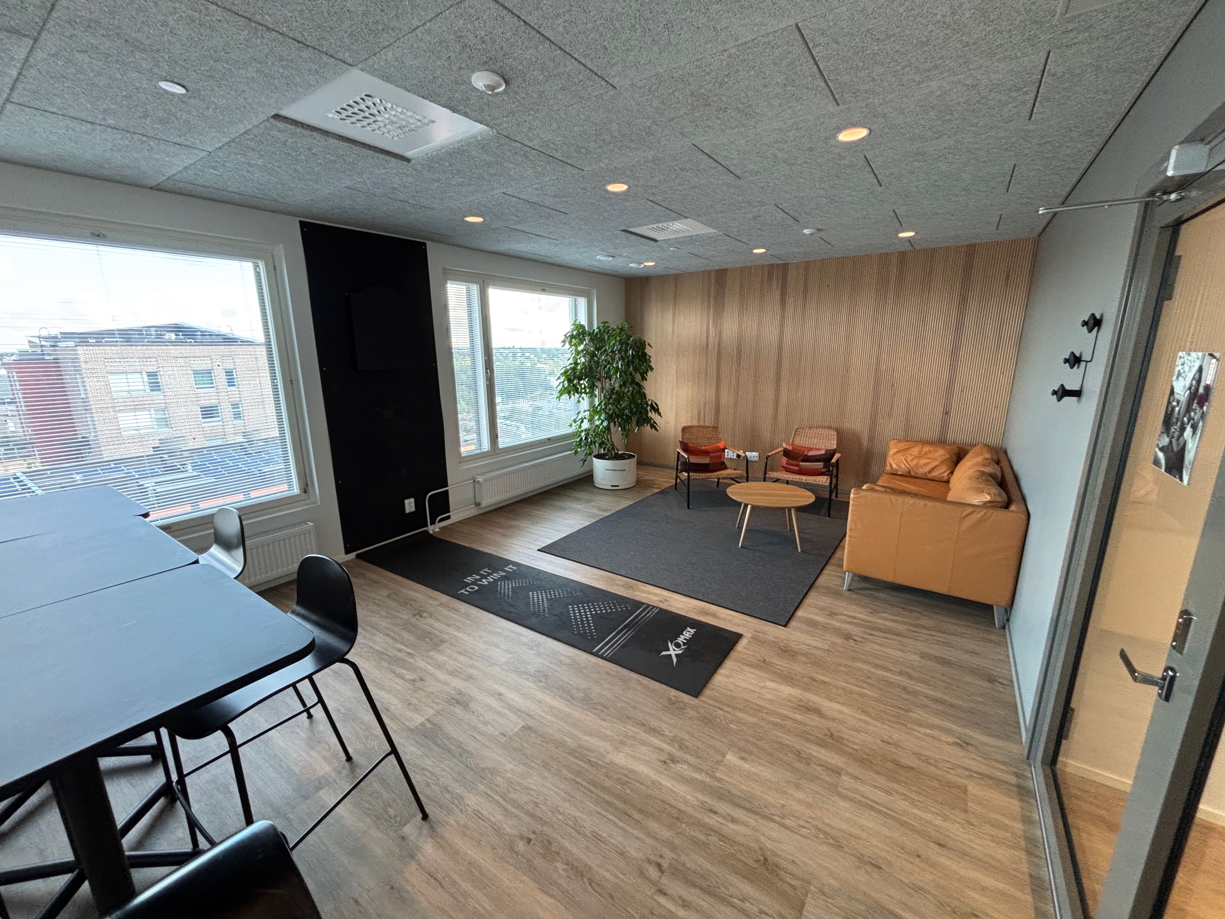Medium clubroom