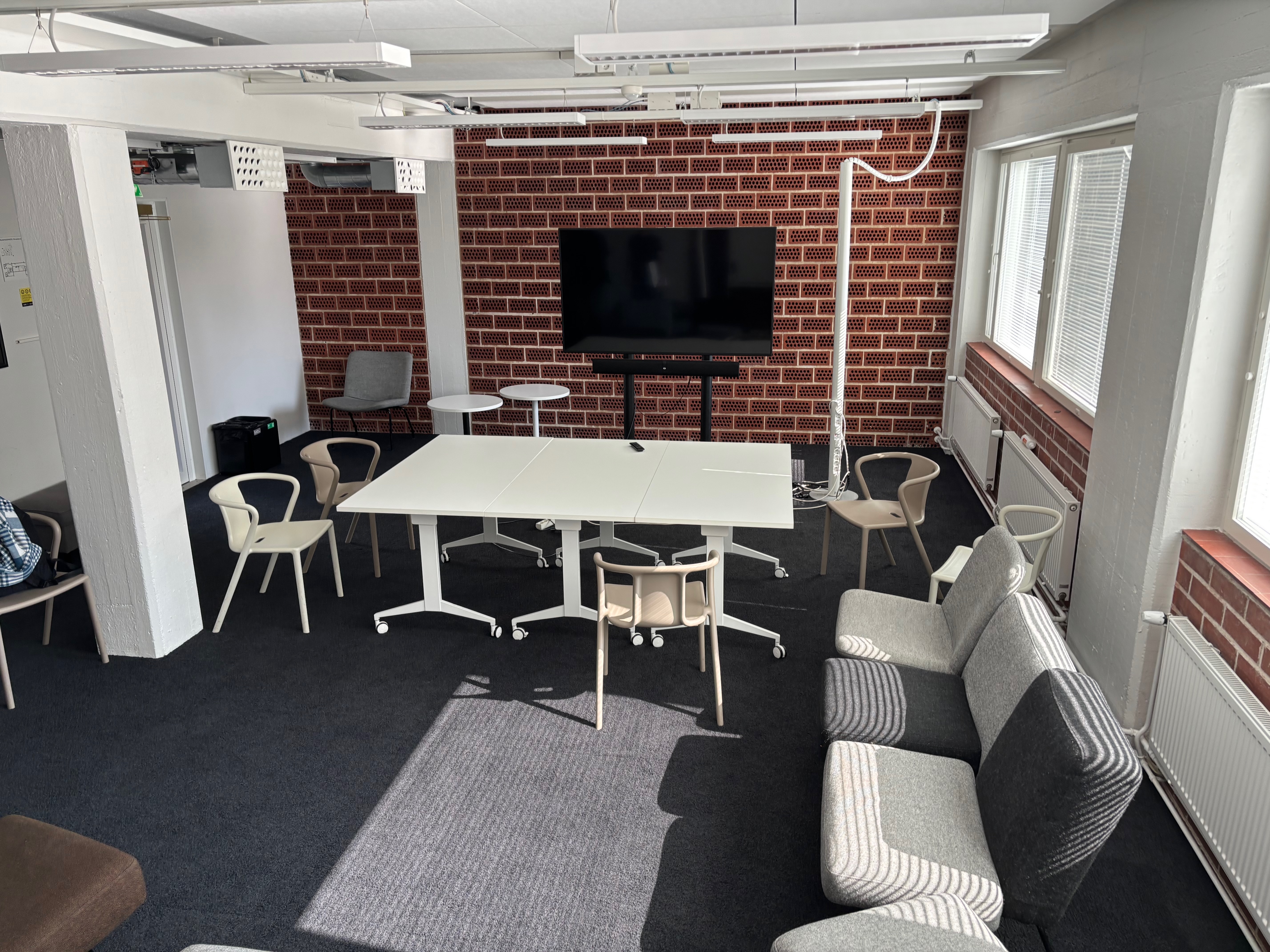 Medium-size meeting room